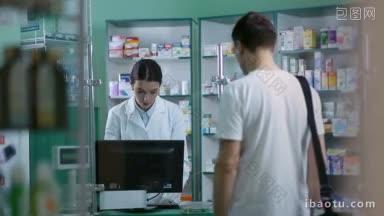 微笑迷人的女药剂师，穿着白大褂，在药房给顾客开处方的药迷人的女药剂师站在后面
